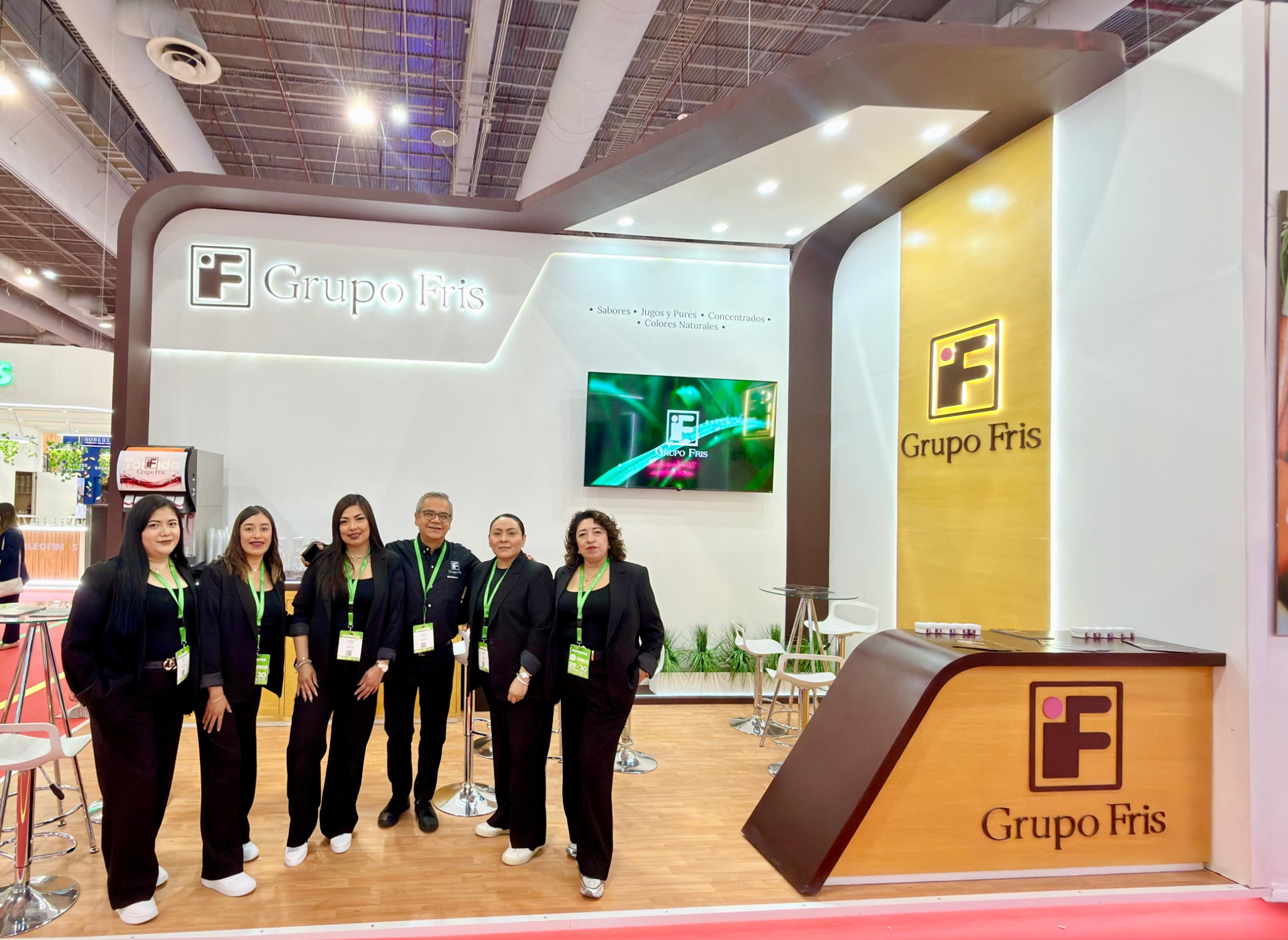 Equipo de Grupo Fris en su stand de The Food Tech Summit & Expo 2026